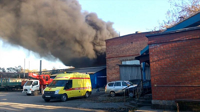 В промзоне на ЧМЗ вспыхнула пластмасса 