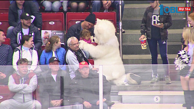 Болельщица "Трактора" растрогала зрителей и клуб