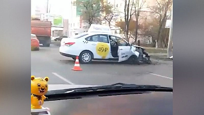 Пассажир такси скончался после ДТП с электроопорой в Челябинске