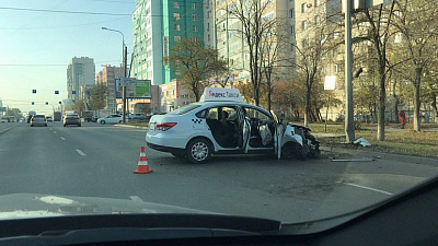 Такси влетело в столб на северо-западе Челябинска: есть погибшие