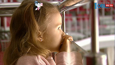 Плачущей девочке провели экскурсию по ледовой арене