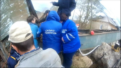 Окровавленного машиниста достали из-под многотонного крана. Видео