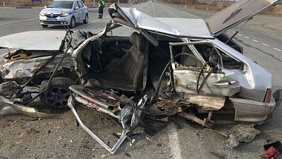 Лобовое столкновение «Лэнд Крузера» с ВАЗом произошло на трассе «Челябинск — Новосибирск». Последствия аварии сняли на видео