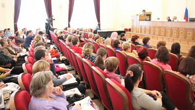 В Заксобрании чествовали 200 семей, воспитывающих приемных детей