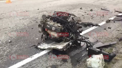 Момент смертельного столкновения под Чебаркулем, где у иномарки вылетел двигатель, попал на видео 