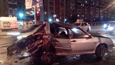 Водитель «Нивы» протаранил несколько автомобилей и оргаждение