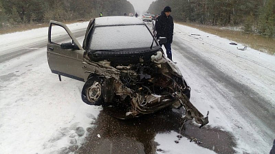 Лобовое столкновение двух легковушек на заснеженной трассе 