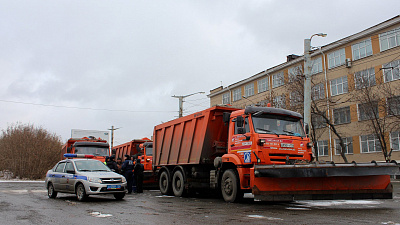 Дорожники начали чистить улицы Челябинска от снега 