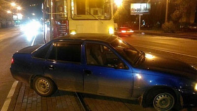 Daewoo залетела под трамвай в центре Челябинска: есть пострадавшие