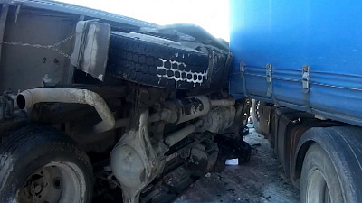 Грузовик, фура и трактор столкнулись на заснеженной дороге под Бредами