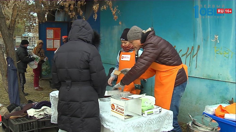 Бездомных и нуждающихся кормят бесплатно волонтеры