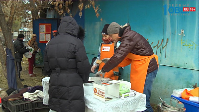 Бездомных и нуждающихся кормят бесплатно волонтеры