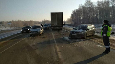 Грузовик на снежной дороге врезался в иномарку, стоявшую после ДТП: есть пострадавшие