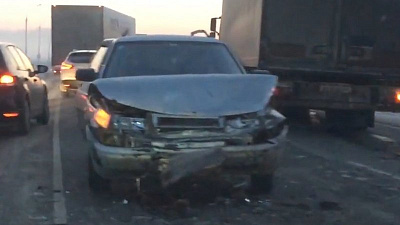 Грузовик смял легковушку из-за тумана в Красноармейском районе 