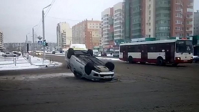 На «Тополиной аллее» легковушка перевернулась на крышу