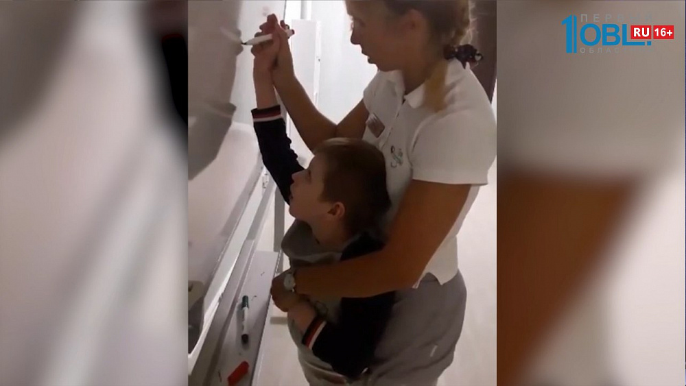 Лёва Золотухин учится рисовать