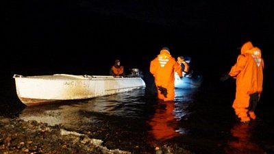 Спасатели продолжают поиски перевернувшихся на лодке людей 