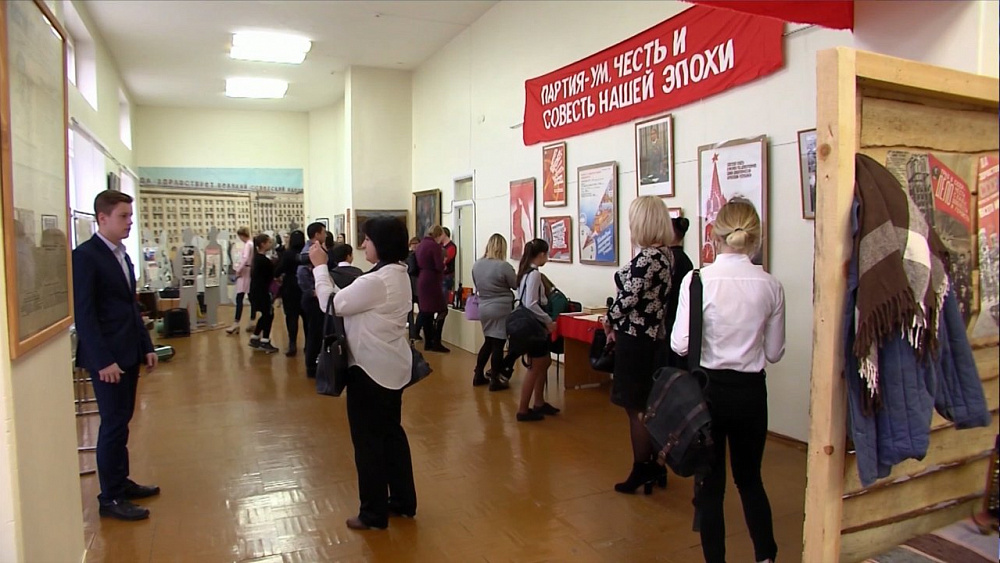 Награждение школьников за лучшее эссе о революции