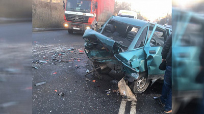 Водитель зеленой легковушки «собрал в кучу» встречный поток автомобилей