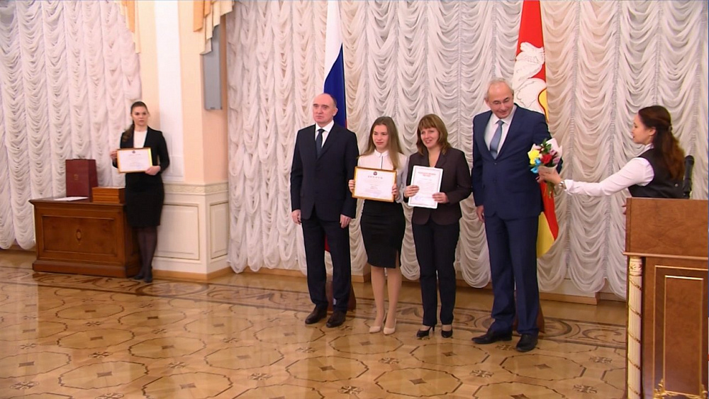 Губернатор наградил 50 талантливых школьников