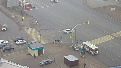 Легковушка сбила пешехода после столкновения. Видео