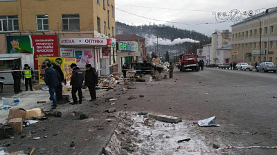 Грузовик на спуске сбил двух пешеходов и протаранил здание в Златоусте