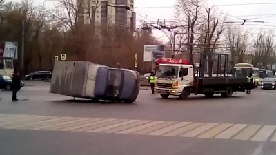 Легковушка опрокинула ГАЗель на перекрестке Челябинска