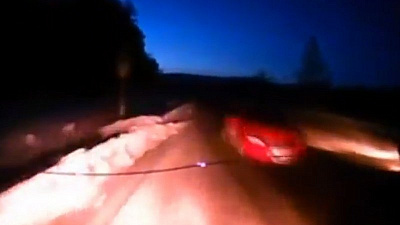 Водитель чудом избежал лобового столкновения с выехавшим из тьмы автомобилем «без фар» 