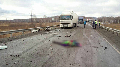 Водитель вылетел из автомобиля в массовой аварии под Миассом. Видео 18+