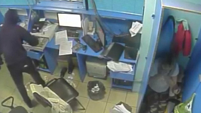 Вооруженный преступник в маске ворвался в спорт-бар Копейска 