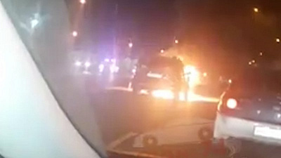 Из-за горящего автомобиля в Челябинске перекрыли дорогу 