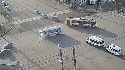 Водитель маршрутки спровоцировал ДТП на перекрестке Челябинска 