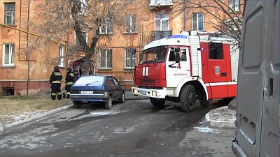 Пламя охватило цокольный этаж дома 