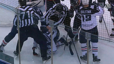 Защитник «Нефтехимика» увидел атаку магнитогорца на вратаря и устроил драку