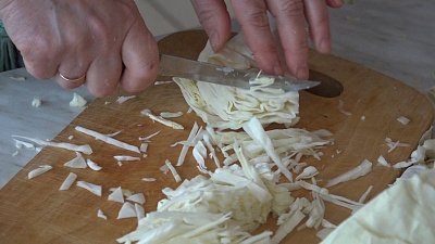 Педагоги из Чесменского района после уроков шинкуют капусту