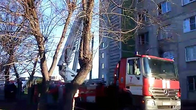 Два человека погибли на пожаре в общежитии в Челябинске. Видео