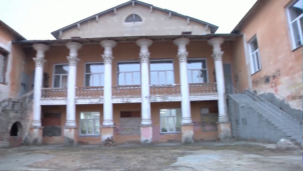 В Старокамышинске не могут отремонтировать ДК