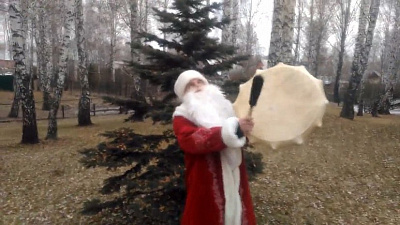 Челябинский Дед Мороз призывает снег шаманскими танцами