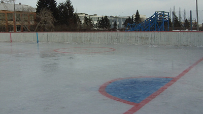 В Челябинске начали заливать лед на хоккейных кортах