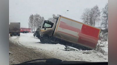 Грузовик для перевозки алкоголя не поделил дорогу с иномаркой 