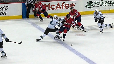 Кузнецов отдал красивую голевую передачу Овечкину, попав под силовой прием 