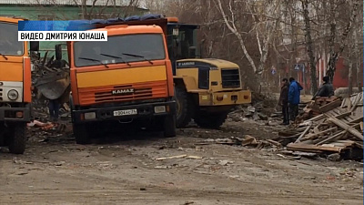  В Ленинском районе сносят заброшенный барак