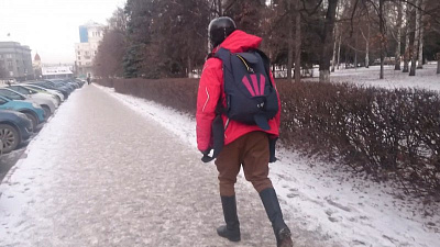 Иностранец в шлеме и с парашютом ходит по Челябинску. Видео