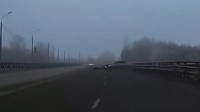 Иномарка не вписалась в поворот на плотине