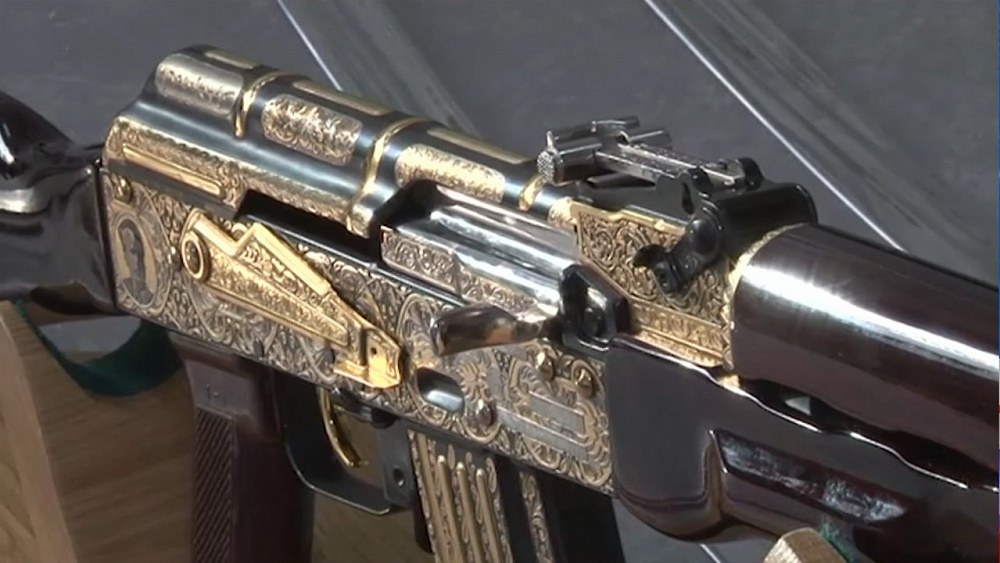 В Златоусте расписали автомат Калашникова золотом