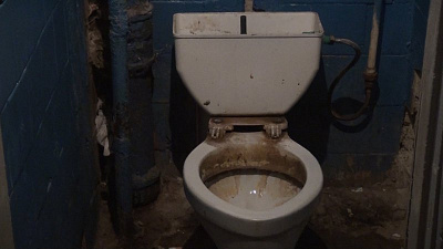 Родившая школьница пыталась смыть младенца в унитазе. Видео