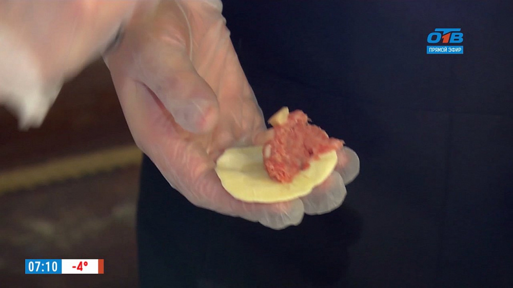 Наше УТРО на ОТВ  Анна Шамбадал лепит пельмени 