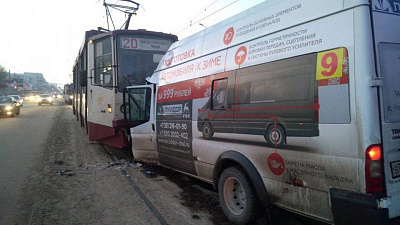 Лобовое столкновение маршрутки и трамвая на Алом поле. Видео