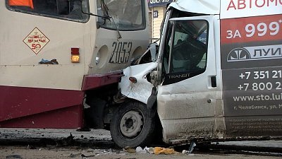 От сильного столкновения с трамваем у маршрутки оторвало пассажирские сиденья