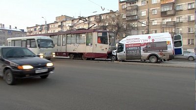 Маршрутка протаранила трамвай